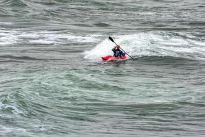 Bude, Cornwall, Großbritannien, 2013. Kajakfahren im Meer foto