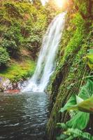 ein großer wasserfall im feuchten tropischen wald von thailand foto