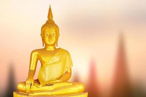 Buddha-Statue. Hintergrund verschwommen Blumen und Himmel mit dem Licht der Sonne. foto