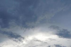 Schwarze Wolken vor dem Sturm foto