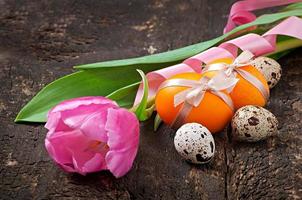 frohe ostern - blumen und bunte eier foto