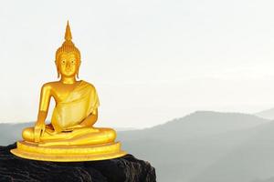 Buddha-Statue. Hintergrund verschwommen Blumen und Himmel mit dem Licht der Sonne. foto