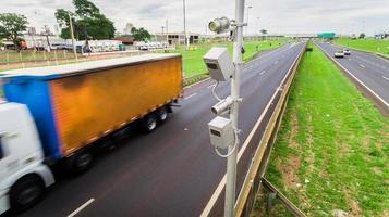 Verkehrsradar mit Geschwindigkeitsüberwachungskamera auf einer Autobahn. foto