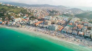 arraial do cabo, rio de janeiro, brasilien, ca. oktober 2019 luftbild eines teil der stadt arraial do cabo, brasilien. foto