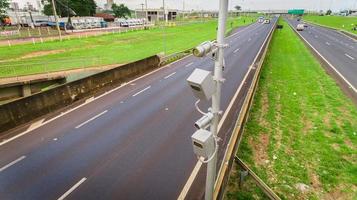 Verkehrsradar mit Geschwindigkeitsüberwachungskamera auf einer Autobahn. foto