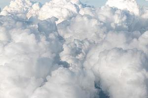 Hintergrund mit schönen dichten Wolken. foto