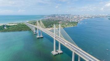 natal, rio grande do norte, brasilien, ca. mai 2019, luftaufnahme der brücke newton navarro der stadt natal, rn. foto