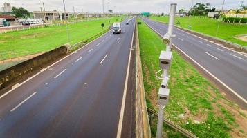 Verkehrsradar mit Geschwindigkeitsüberwachungskamera auf einer Autobahn. foto