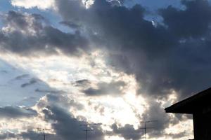 Silhouettenantenne auf dem Dach. foto