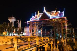 Bogen im thailändischen Stil bei Nacht. foto