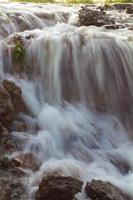 verschwommener Wasserfall. foto