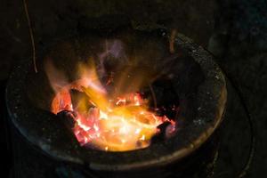 Flamme im alten Holzkohleofen. foto