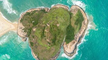 recreio strand mit pontalfelsen im ozean, pedra do pontal, rio de janeiro, brasilien foto