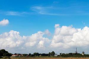 bewölkter Himmel ländliches Dorf. foto