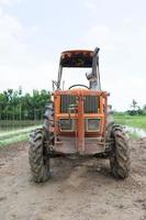Traktor in einem Reisfeld foto