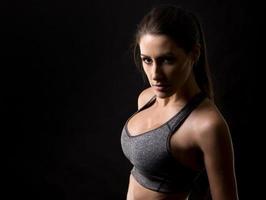 Fitnessfrau auf schwarzem Hintergrund