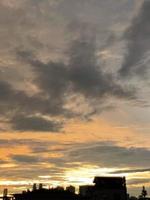 Sehr schöner Dämmerungshimmel, eine Mischung aus orangen und blauen Farben. schöner Blick in den Abendhimmel. Wolken, Himmel und Regenbogen, die am Nachmittag die Atmosphäre schmücken. Abendansicht in Jakarta. verwischen foto