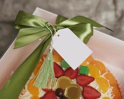 Lebaran-Pakete oder -Körbe, die normalerweise im Moment des Eid verteilt werden. Die Verpackungsschachtel enthält einen schönen und attraktiven Geleekuchen. auch für Geburtstagstorten geeignet. Eid-Grüße. Fokusunschärfe. foto