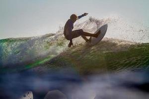 eine Welle surfen. foto
