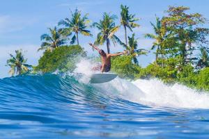 eine Welle surfen. bali-Insel. Indonesien.