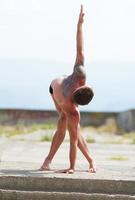 Mann praktiziert Yoga und Gymnastik