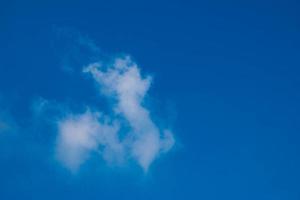 Wolke und blauer Himmelshintergrund. foto