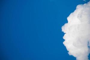 Wolke und blauer Himmelshintergrund. foto