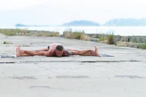 Mann praktiziert Yoga und Gymnastik