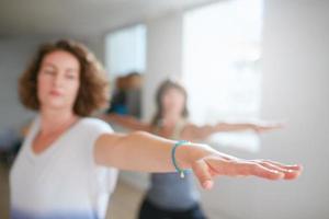 Frauen machen Yoga-Training im Unterricht