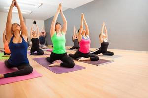 große Gruppe von Menschen in einem Yoga-Studio foto