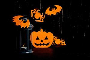 Halloween-Hintergrund mit Spinne, Fledermäusen, Kürbissen und Laterne. Halloween-Feiertagshintergrund. foto