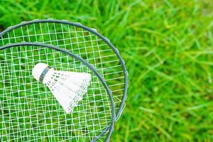 Federball und Badmintonschläger auf einem grünen Rasen foto