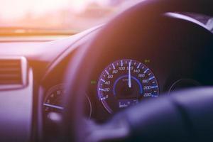 Nahaufnahme-Dashboard mit Kilometerstand beim Autofahren foto