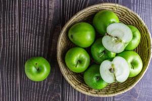 grüne Äpfel in einem Korb foto