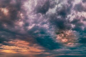 epische rauchige feurige Wolken - weites Panorama foto