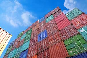industrielle Containerlagerung auf Lagerterminal für Versand- und Logistikarbeiten foto