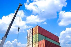 Hoch oben anzeigen industrielle Containerlagerung und Kran im Lagerterminal