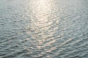 Sonnenlicht, das auf der Wasseroberfläche reflektiert wird foto