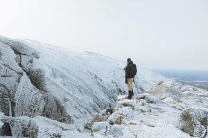 Person auf einem schneebedeckten Berg foto