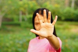 Frau hob ihre Hand, um davon abzubringen, Kampagne stoppt Gewalt gegen Frauen foto