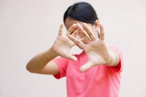 Frau hob ihre Hand, um davon abzubringen, Kampagne stoppt Gewalt gegen Frauen foto