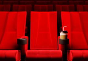 reihen von roten samtsitzen, die filme im kino mit kopierraumbannerhintergrund ansehen. Unterhaltungs- und Theaterkonzept. 3D-Darstellungswiedergabe foto