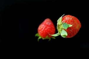 frische Erdbeere, Erdbeeren isoliert auf schwarzem Hintergrund. foto