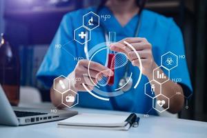 Medizin Arzt berührt elektronische Krankenakte auf Tablet. DNA. digitale gesundheitsversorgung und netzwerkverbindung auf dem modernen virtuellen symbol des hologramms