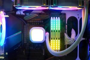 desktop-pc und kühlsystem auf cpu-sockel mit mehrfarbigem led-rgb-lichtshowstatus foto