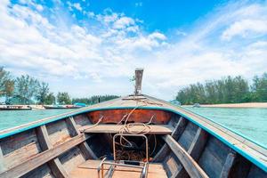 Bootsfahrt, Insel- und Meerblick von einem Longtail-Boot aus foto