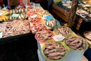 Fischmarkt in Krabi, rohe Meeresfrüchte auf einem Markt in der Nähe des tropischen Meeres foto