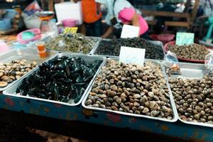 Fischmarkt in Krabi, rohe Meeresfrüchte auf einem Markt in der Nähe des tropischen Meeres foto