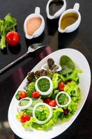 gemischter Salat mit Soße foto