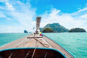 Bootsfahrt, Insel- und Meerblick von einem Longtail-Boot aus